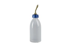 Foto OLIESPUIT POLYETHYLEEN 250 ML MET MESSING BUIS PRESSOL